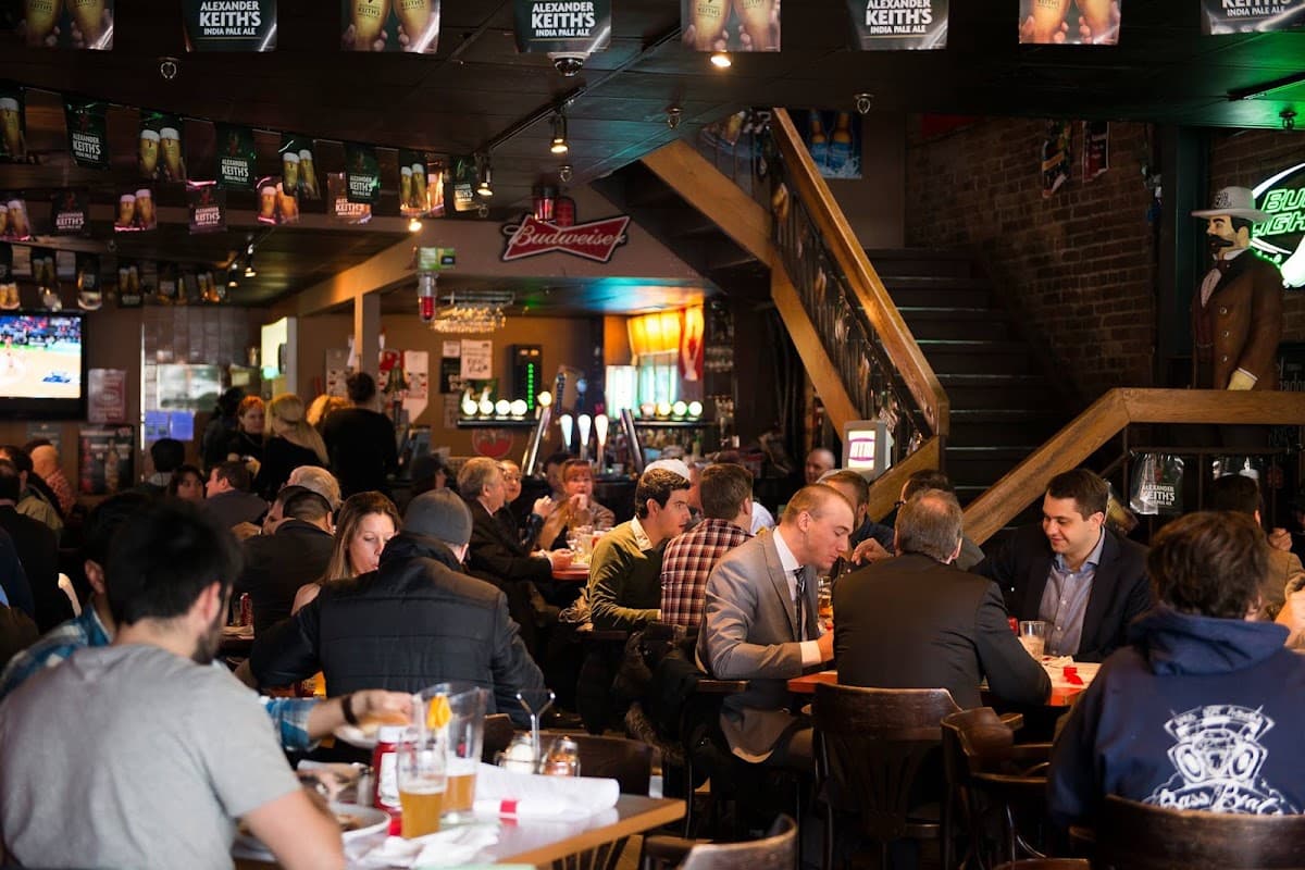 Peel Pub - Sports Bar/Bar Sportif photo 1